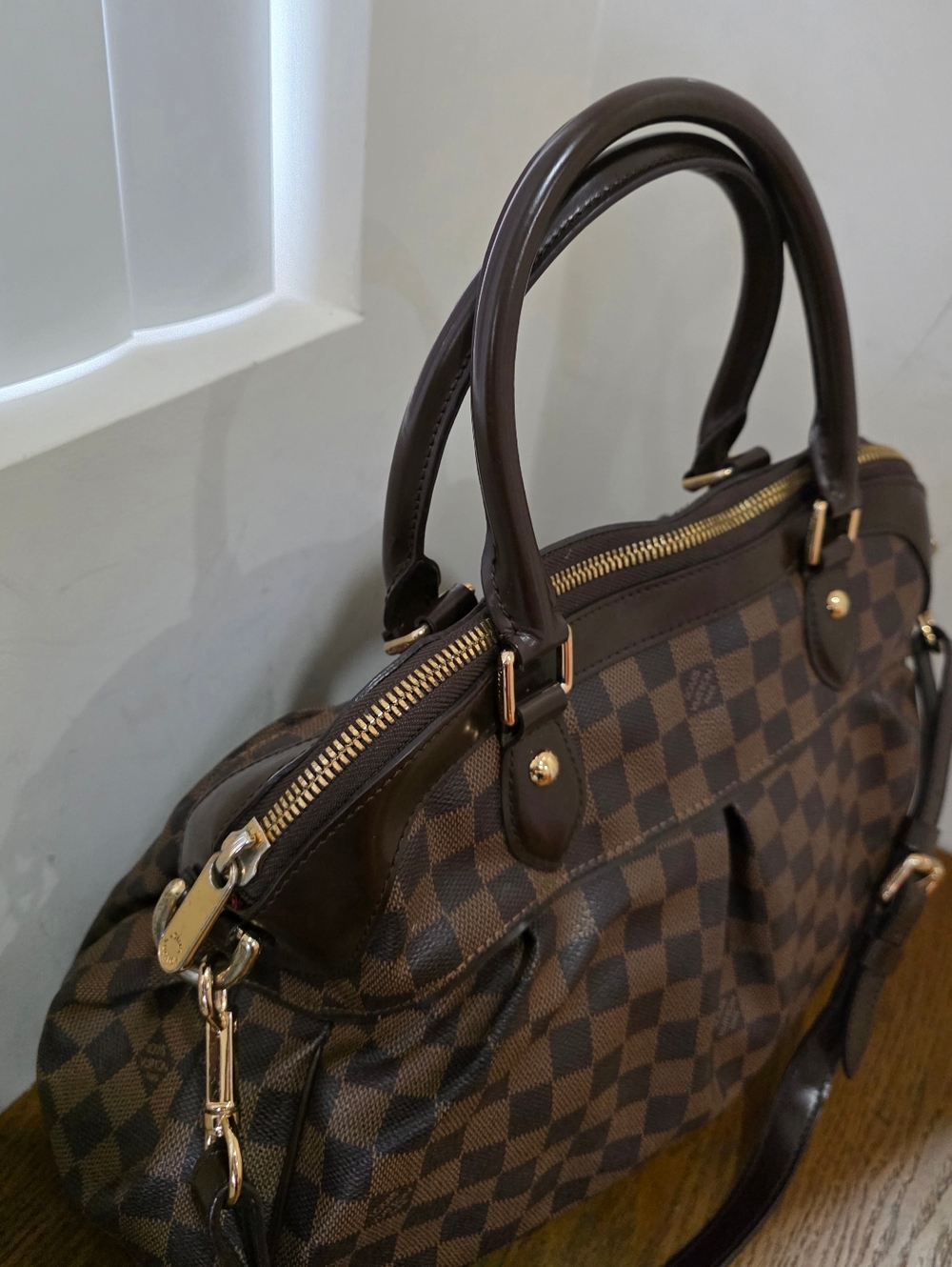 Authentic Louis Vuitton Trevi PM in Damier Ebene . - Picture 2 of 16